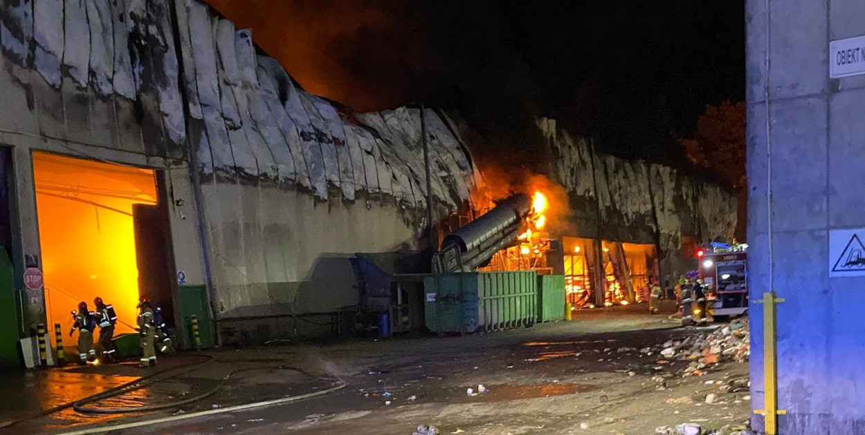 Olbrzymi pożar sortowni śmieci w Elblągu