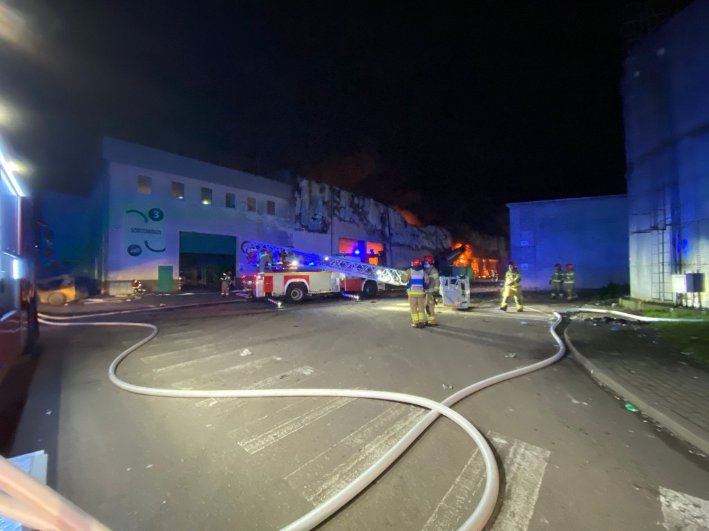 Olbrzymi pożar sortowni śmieci w Elblągu