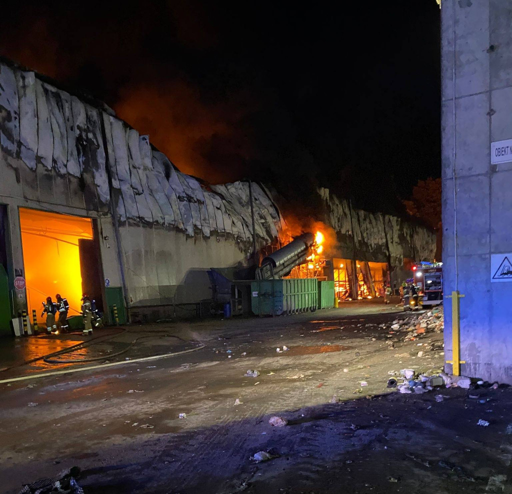 Olbrzymi pożar sortowni śmieci w Elblągu
