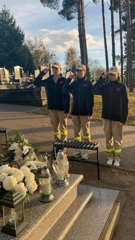 Mundurowi z Ostródy oddali hołd zmarłym kolegom