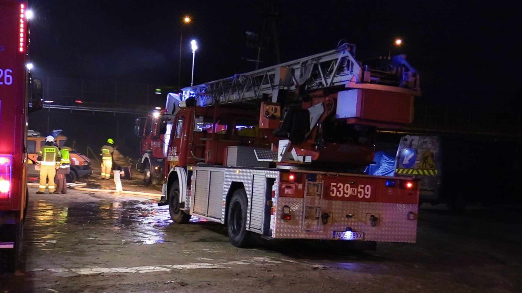 POŻAR W HALI PRZY UL. GIZEWIUSZA W OSTRÓDZIE