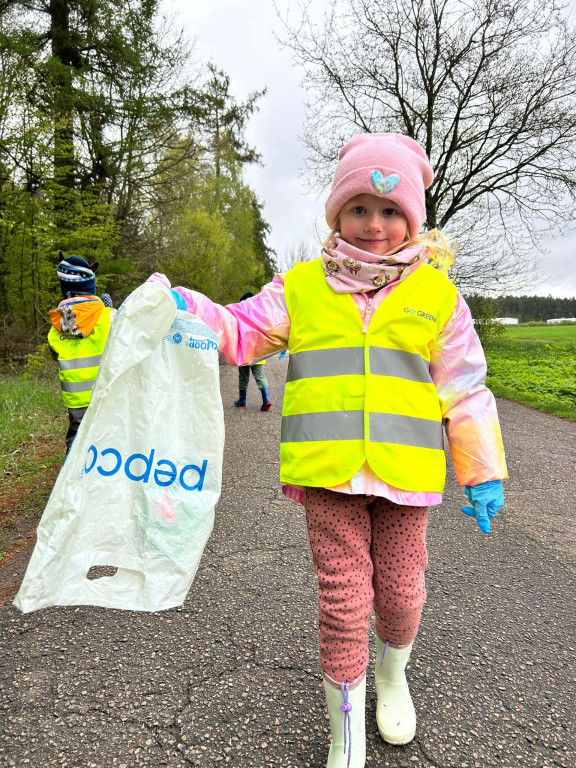 Przedszkolaki z Idzbarka z dorosłymi sprzątały las