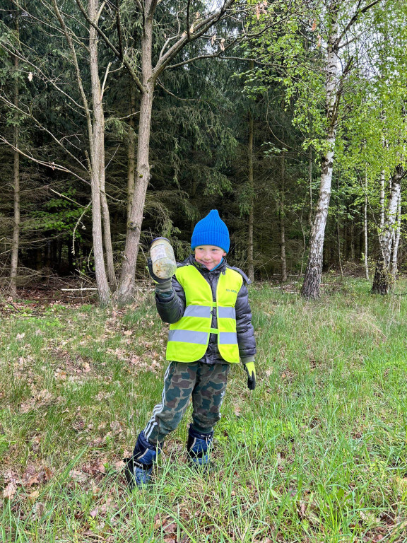 Przedszkolaki z Idzbarka z dorosłymi sprzątały las