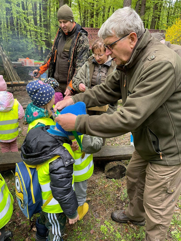 Przedszkolaki z Idzbarka z dorosłymi sprzątały las