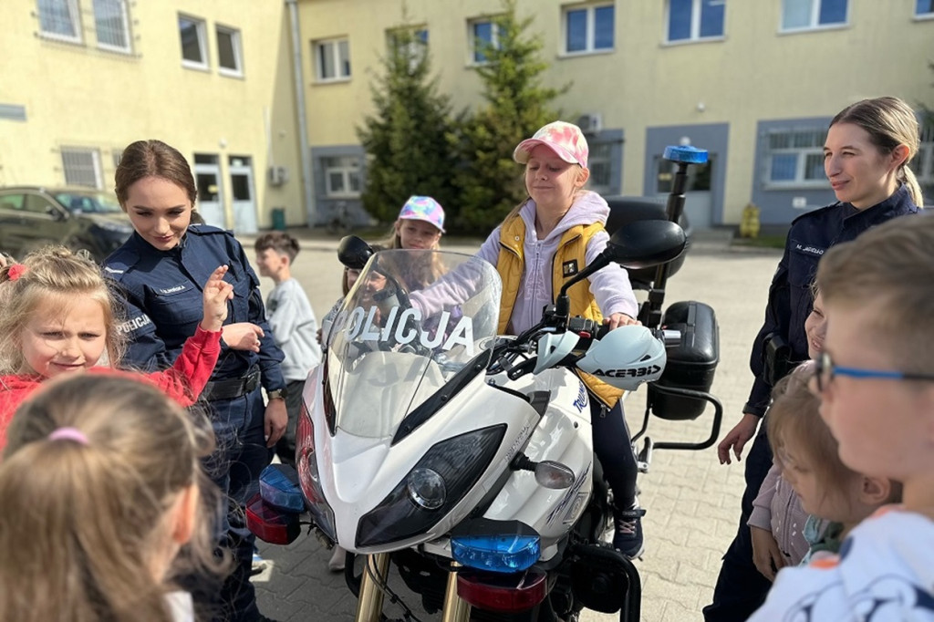 Uczniowie ze Szkoły Podstawowej nr 3 na komendzie