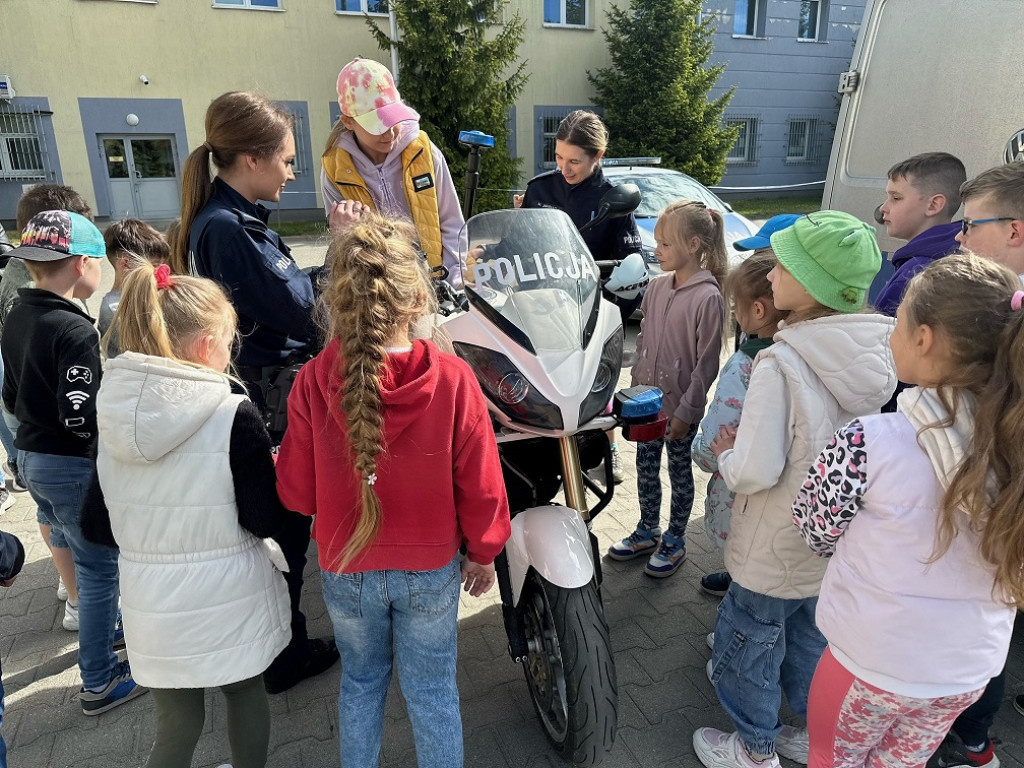 Uczniowie ze Szkoły Podstawowej nr 3 na komendzie