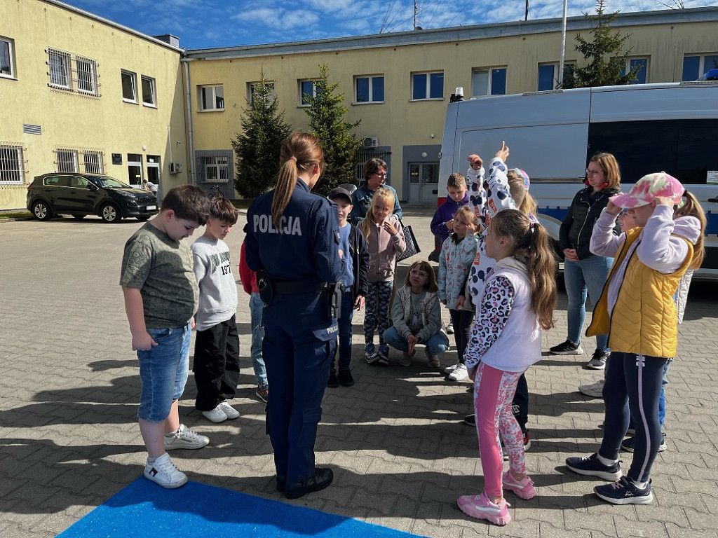 Uczniowie ze Szkoły Podstawowej nr 3 na komendzie