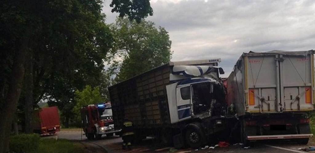 Zderzenie dwóch ciężarówek. Jeden z kierowców nie żyje
