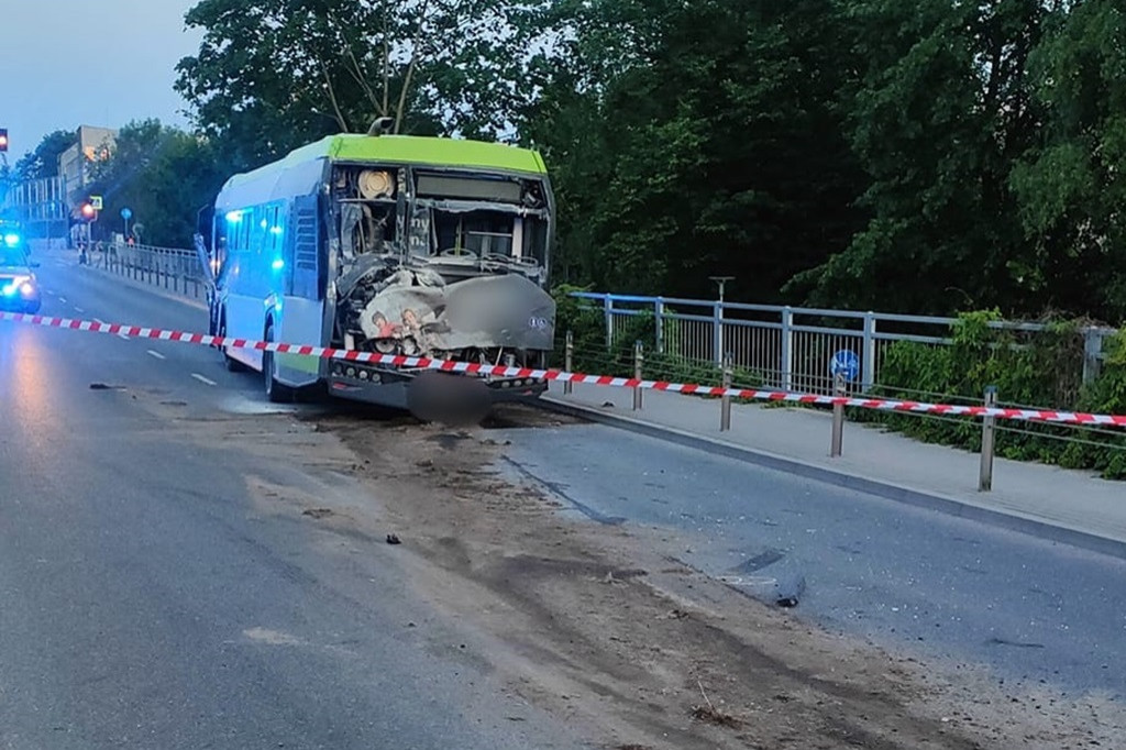 Pijany kierowca ciężarówki staranował autobus