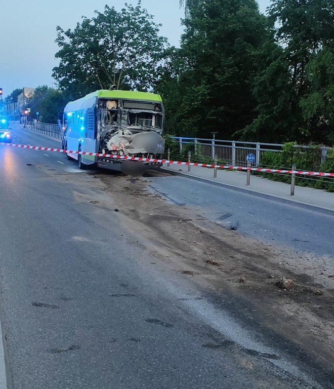 Pijany kierowca ciężarówki staranował autobus