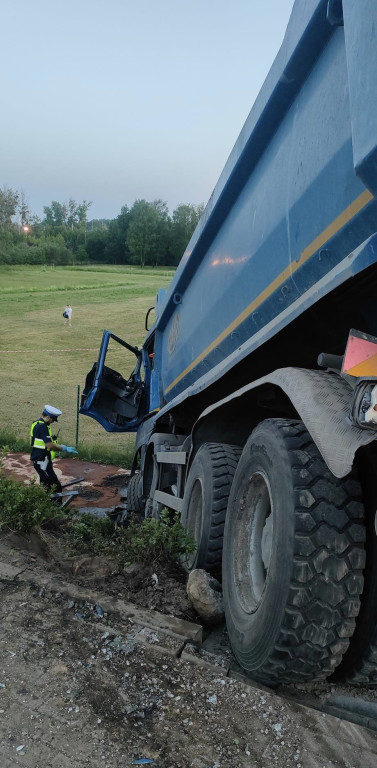 Pijany kierowca ciężarówki staranował autobus