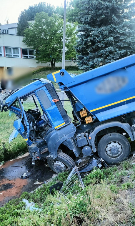 Pijany kierowca ciężarówki staranował autobus