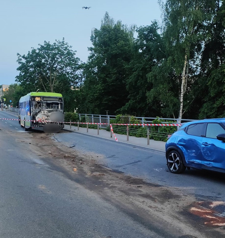 Pijany kierowca ciężarówki staranował autobus