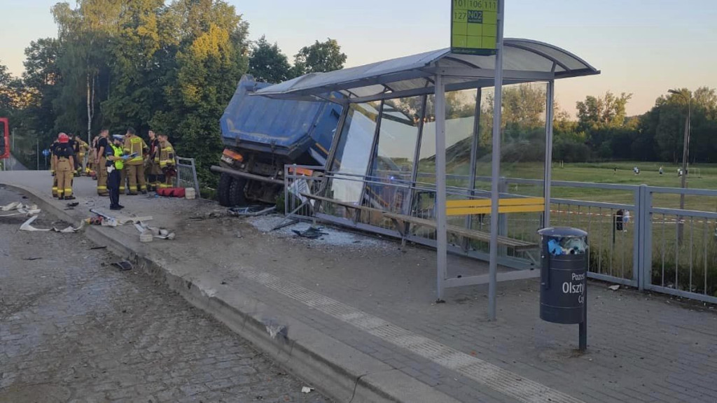 Pijany kierowca ciężarówki staranował autobus