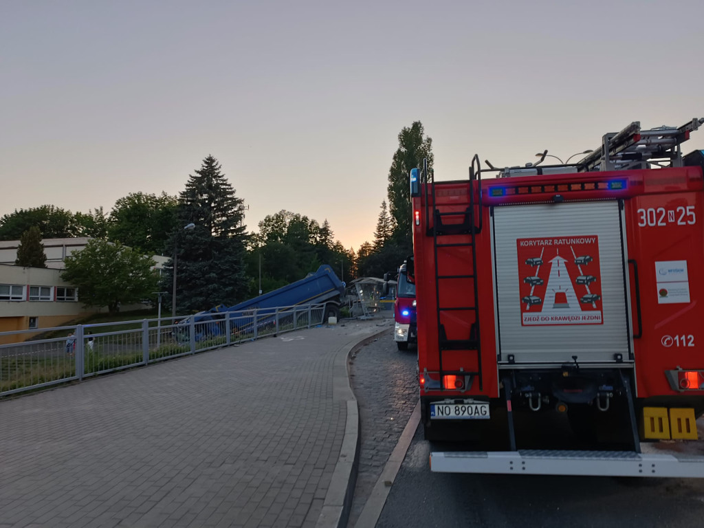 Pijany kierowca ciężarówki staranował autobus