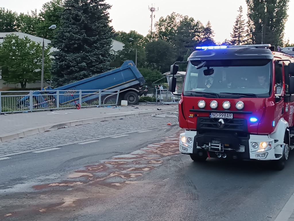 Pijany kierowca ciężarówki staranował autobus