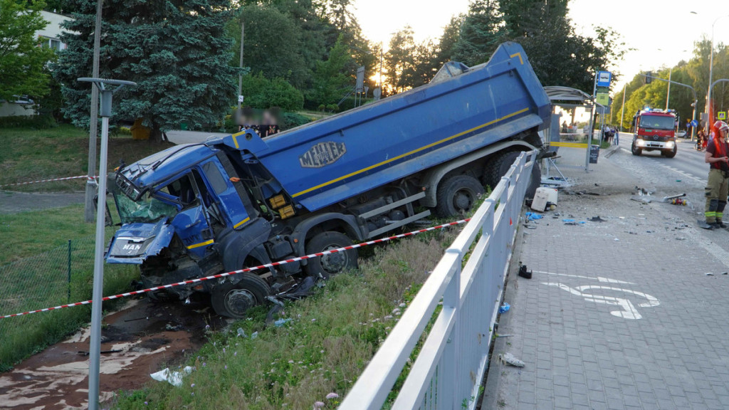 Pijany kierowca ciężarówki staranował autobus
