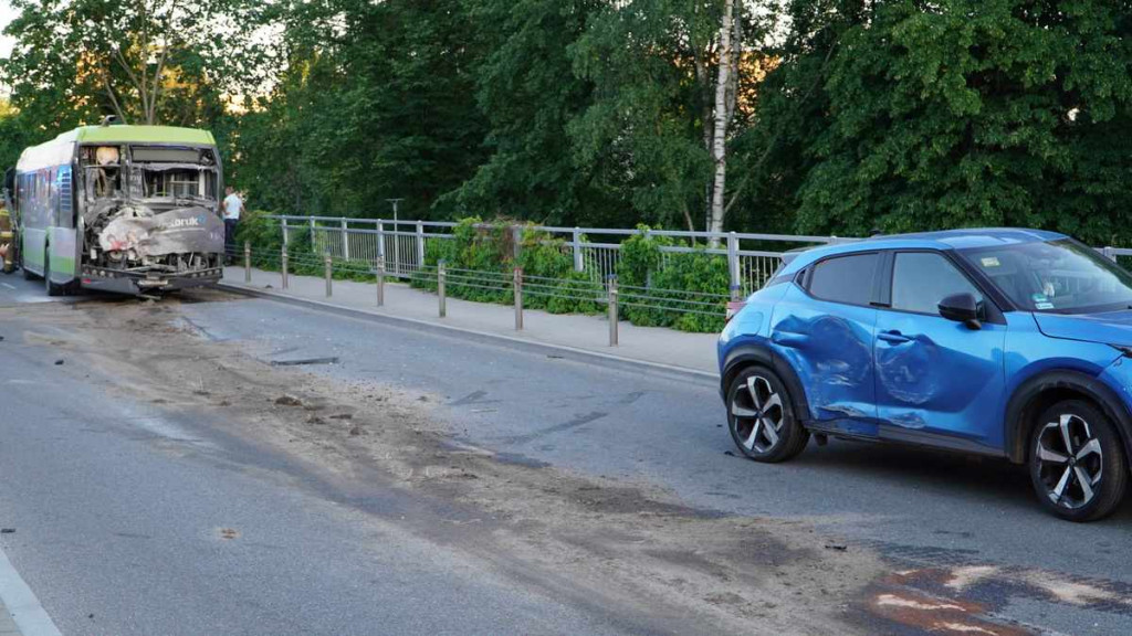 Pijany kierowca ciężarówki staranował autobus
