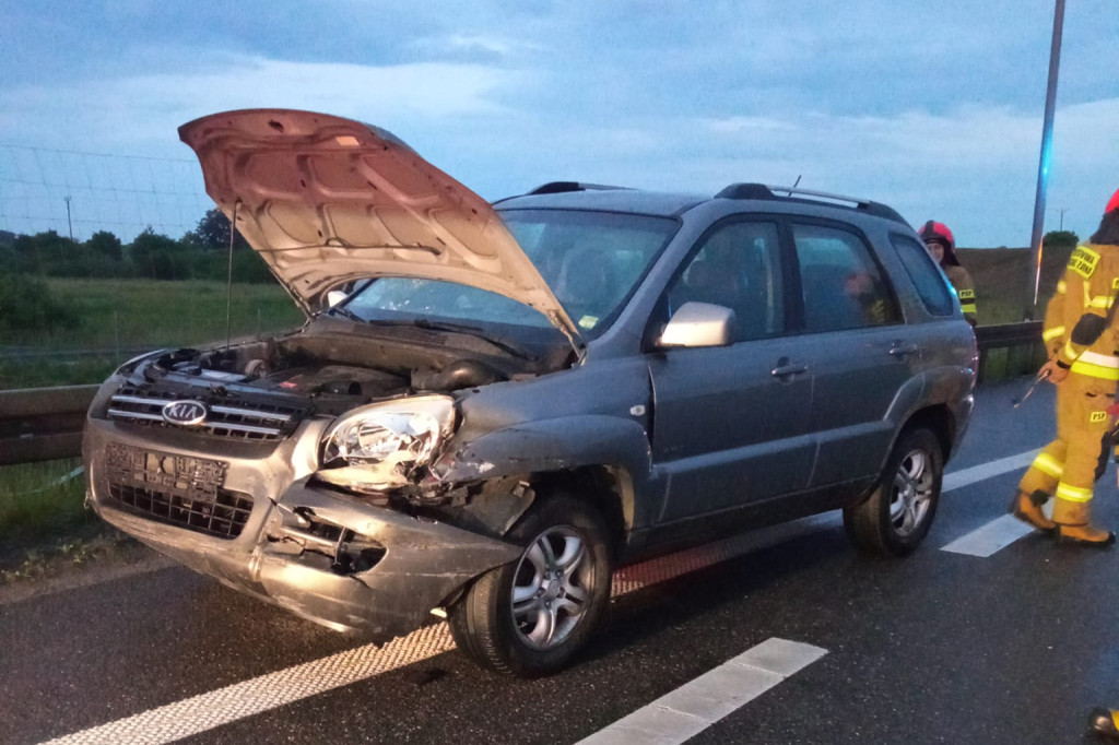 Osobowa kia uderzyła w bariery na S7 koło Małdyt