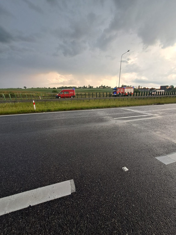 Osobowa kia uderzyła w bariery na S7 koło Małdyt