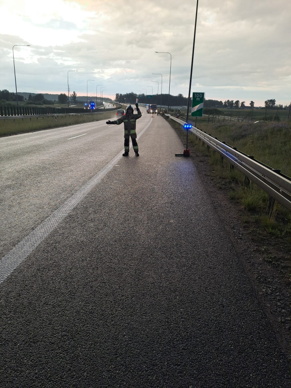 Osobowa kia uderzyła w bariery na S7 koło Małdyt
