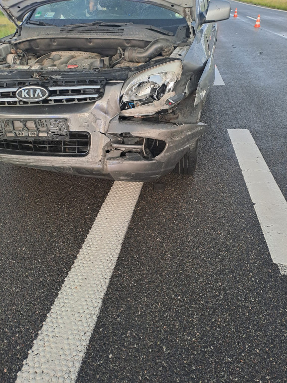 Osobowa kia uderzyła w bariery na S7 koło Małdyt