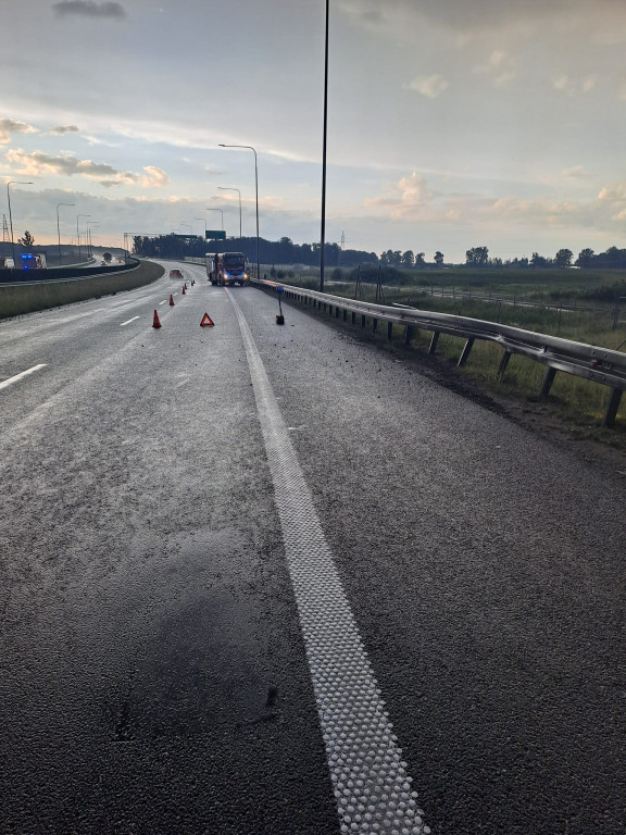 Osobowa kia uderzyła w bariery na S7 koło Małdyt