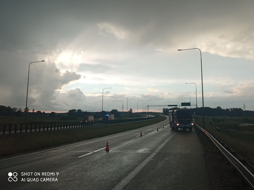 Osobowa kia uderzyła w bariery na S7 koło Małdyt