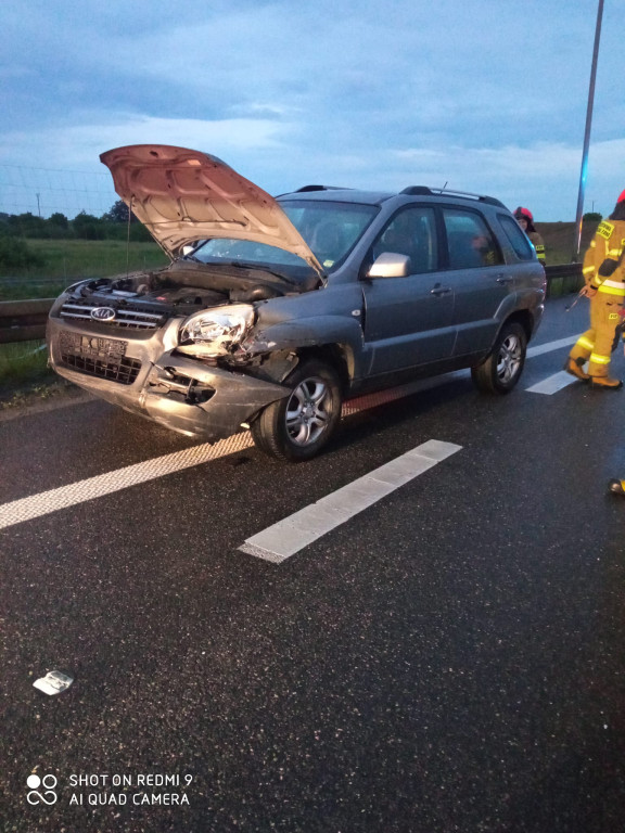 Osobowa kia uderzyła w bariery na S7 koło Małdyt
