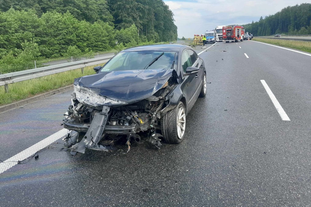 Uderzył volkswagenem w bariery na S7