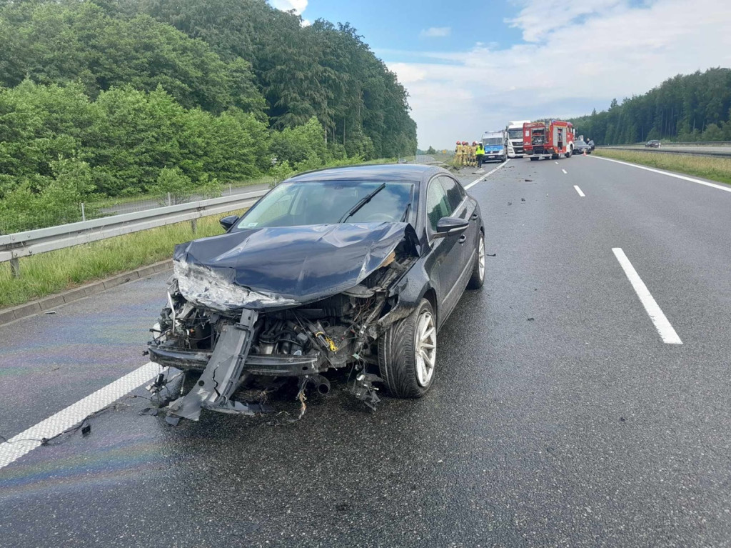 Uderzył volkswagenem w bariery na S7