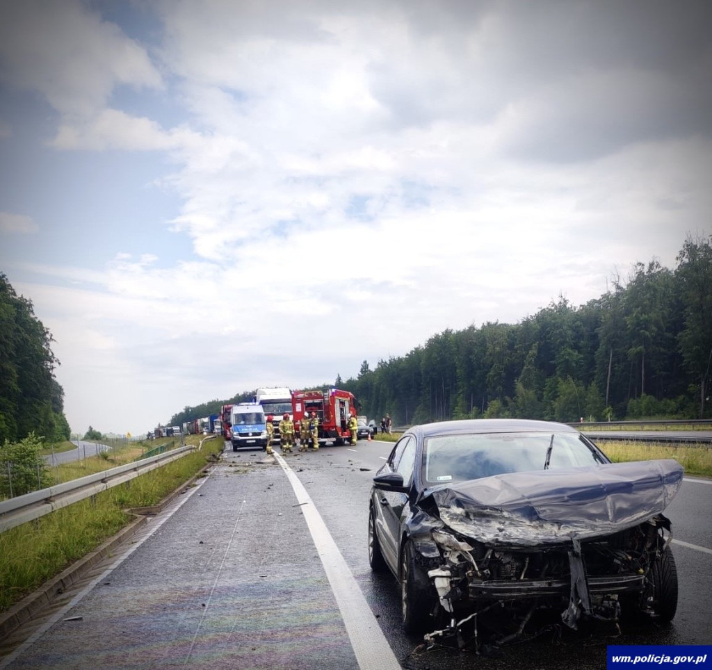 Uderzył volkswagenem w bariery na S7