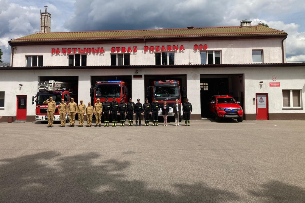 Strażacy oddali hołd zmarłemu żołnierzowi