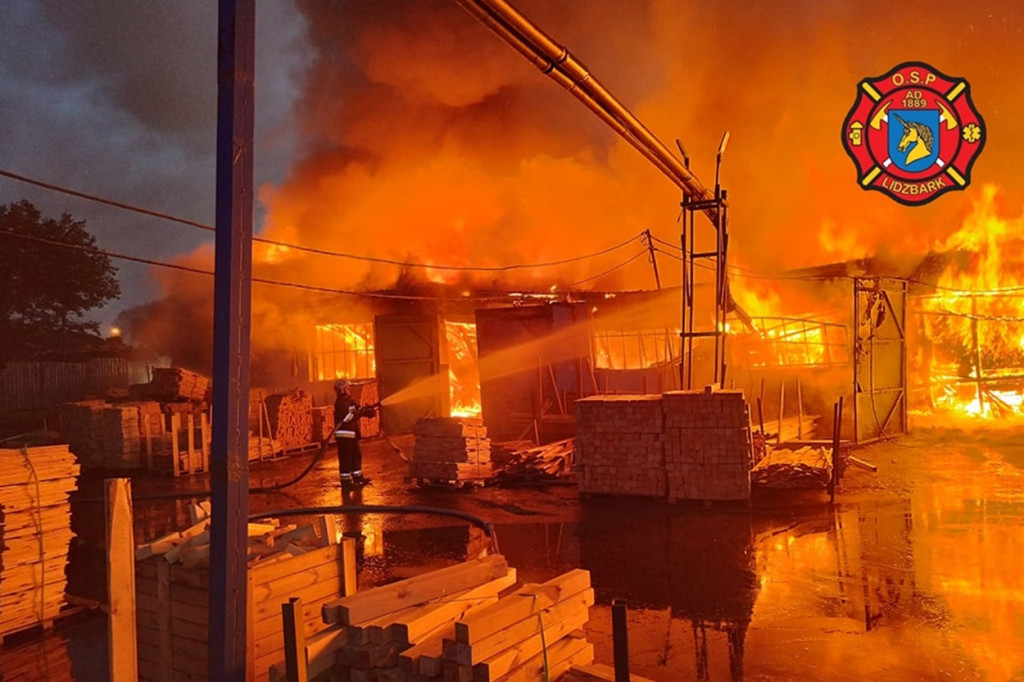 Pożar hal produkcyjnych w Klonowie - FOTO