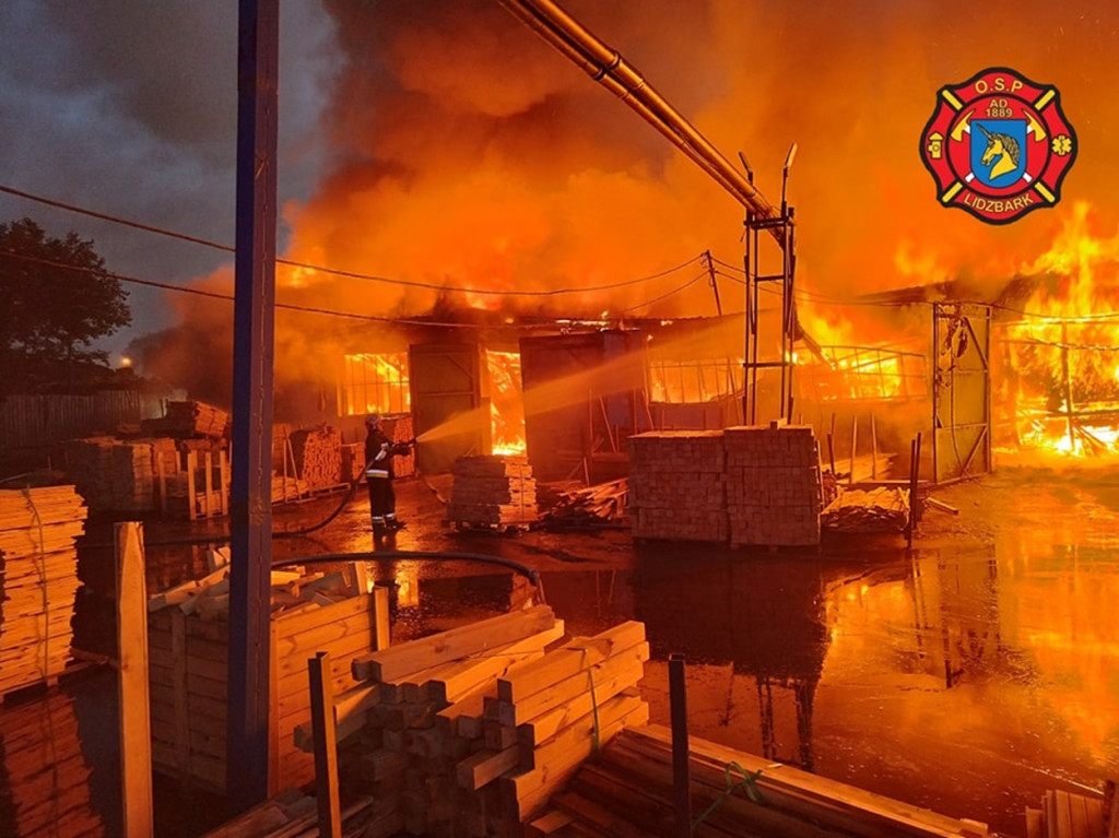 Pożar hal produkcyjnych w Klonowie - FOTO