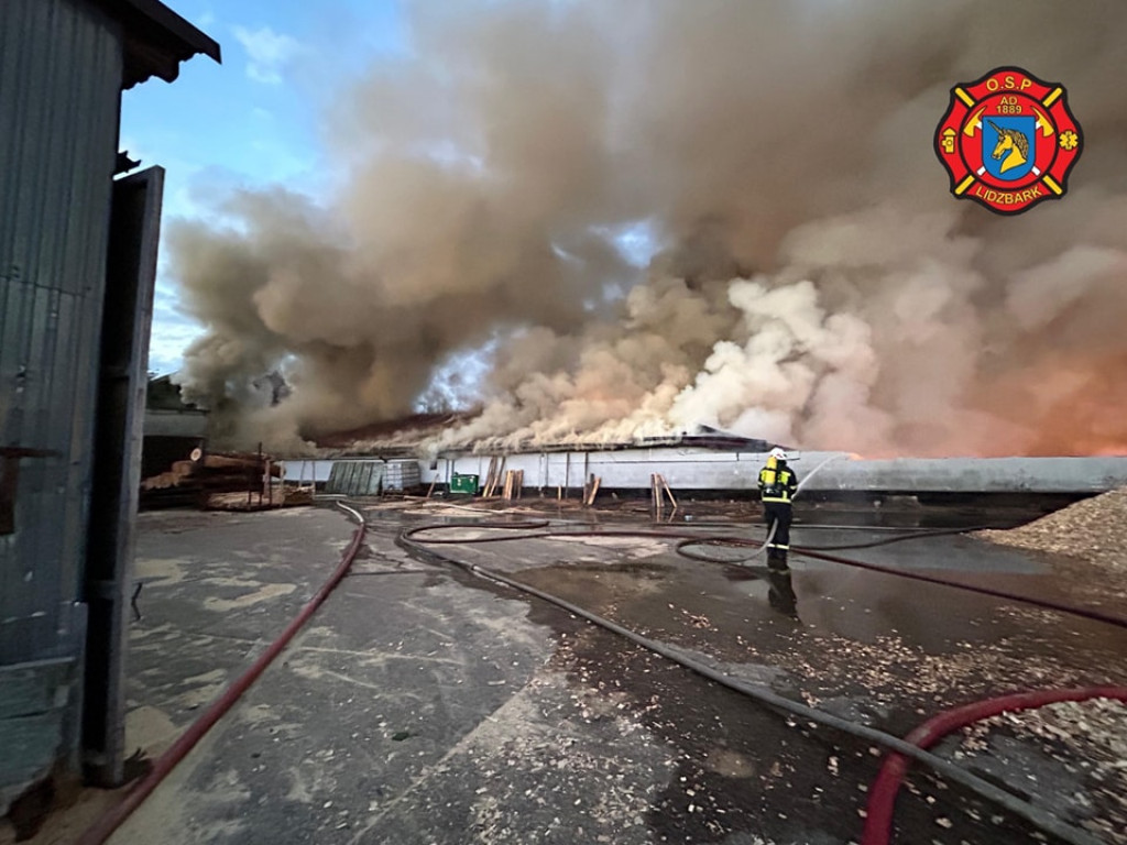 Pożar hal produkcyjnych w Klonowie - FOTO