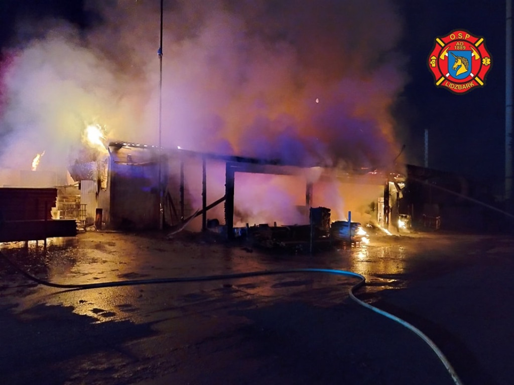 Pożar hal produkcyjnych w Klonowie - FOTO