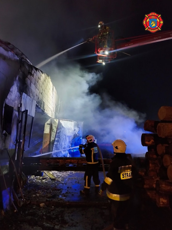 Pożar hal produkcyjnych w Klonowie - FOTO