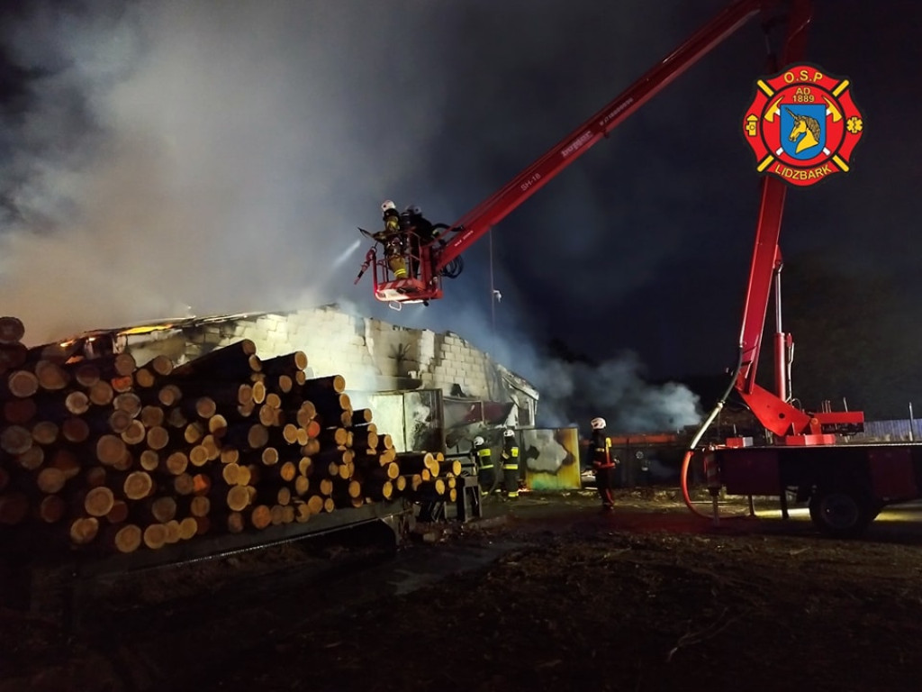Pożar hal produkcyjnych w Klonowie - FOTO