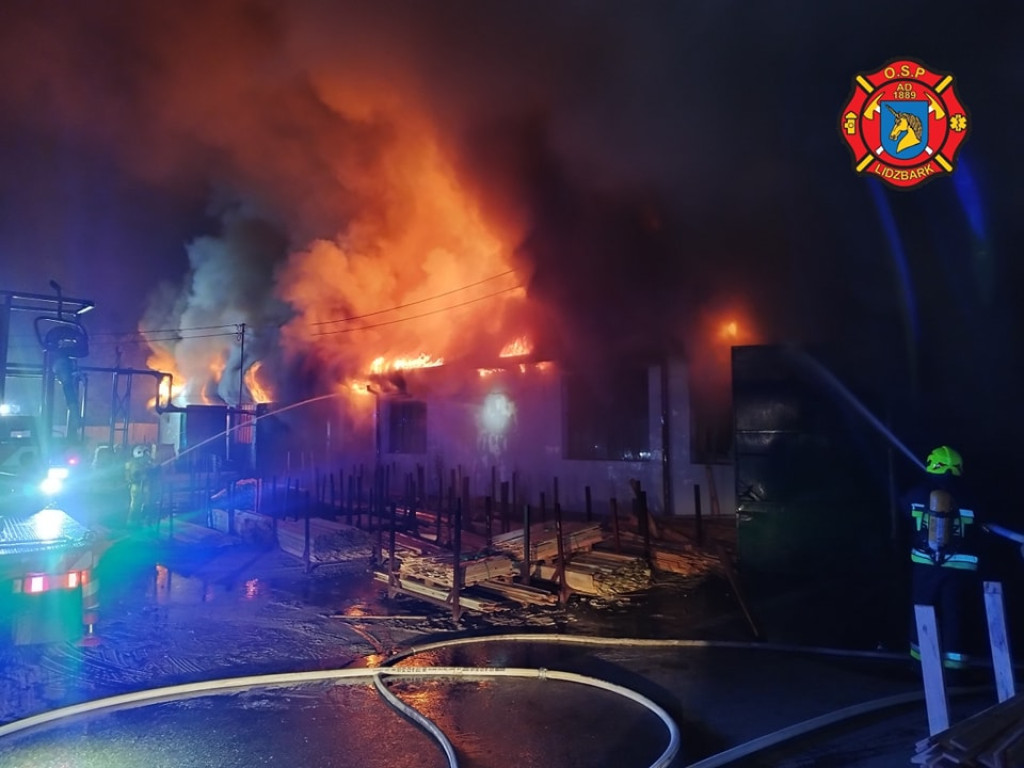 Pożar hal produkcyjnych w Klonowie - FOTO