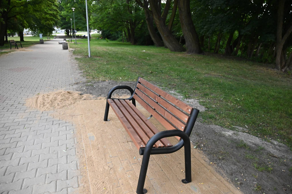 Nowe ławki przy ul. 11 Listopada i Czarnieckiego