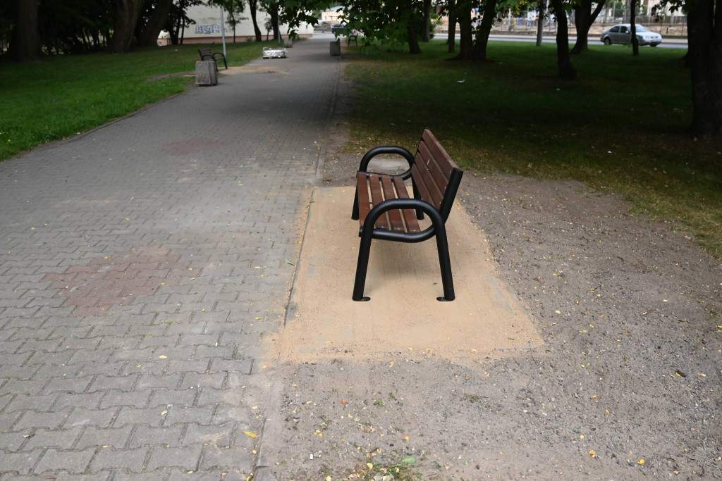 Nowe ławki przy ul. 11 Listopada i Czarnieckiego