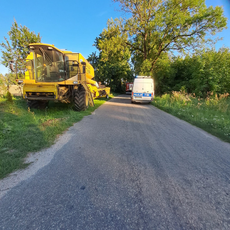 Mijał kombajn uderzył w drzewo. Dwie osoby ranne