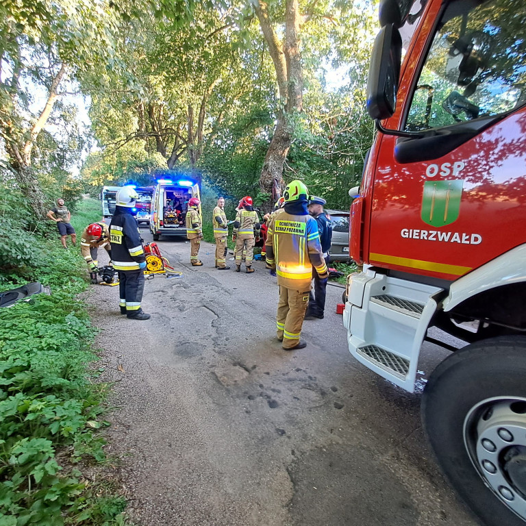 Mijał kombajn uderzył w drzewo. Dwie osoby ranne