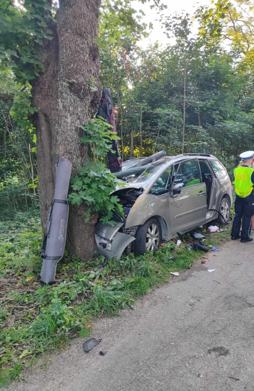 Mijał kombajn uderzył w drzewo. Dwie osoby ranne