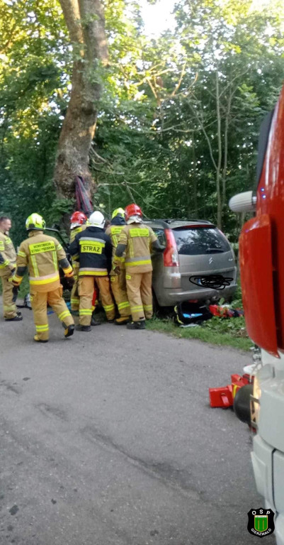 Mijał kombajn uderzył w drzewo. Dwie osoby ranne