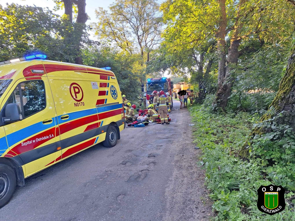 Mijał kombajn uderzył w drzewo. Dwie osoby ranne