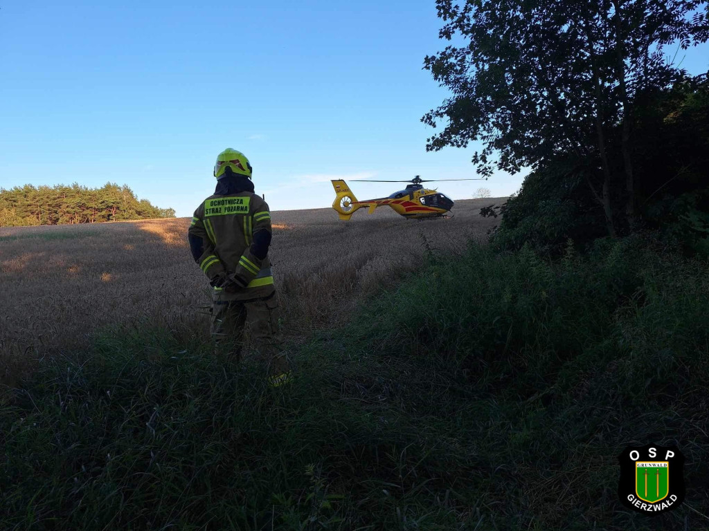 Mijał kombajn uderzył w drzewo. Dwie osoby ranne