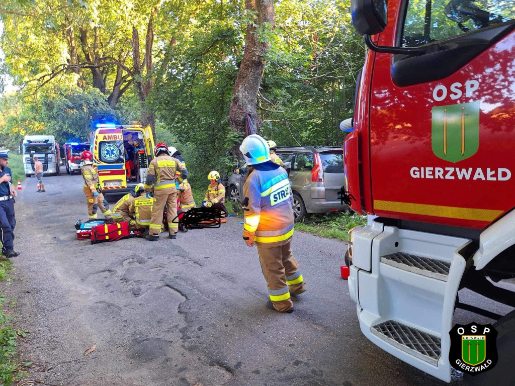 Mijał kombajn uderzył w drzewo. Dwie osoby ranne