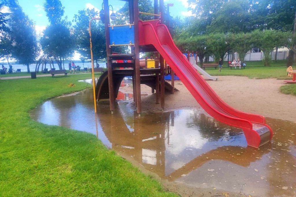 Kałuże po deszczu na placu zabaw nad Jez. Drwęckim
